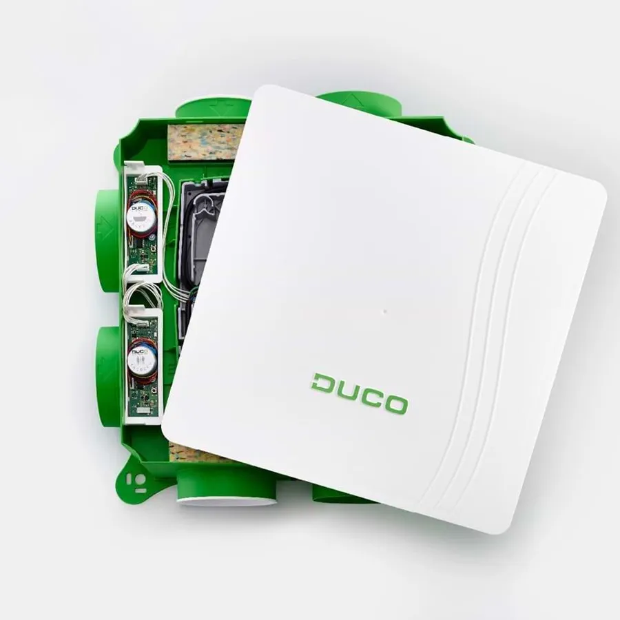 Unité de ventilation DucoBox Silent Connect ou Focus de DUCO avec son couvercle blanc, montrant la technologie interne pour une ventilation intelligente et silencieuse.
